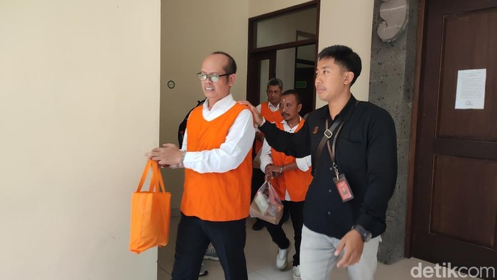 3 terdakwa kasus korupsi program beras ASN di Tabanan di Pengadilan Tipikor Denpasar, Kamis (27/11/2025). (Ahmad Firizqi Irwan/detikBali).