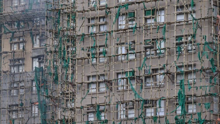 An injured firefighter boards an ambulance after being rescued from the scene of a major fire at Wang Fuk Court housing estate, in Tai Po, Hong Kong, China, November 27, 2025. REUTERS/Tyrone Siu