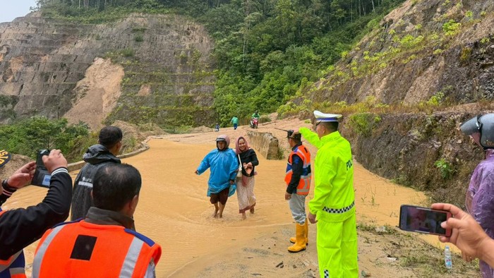 Akses Jalan Sungai Penuh, Jambi-Tapan, Sumbar longsor