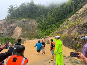 Jalan Perbatasan Jambi-Sumbar Longsor, Akses Jalan Putus