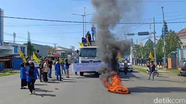 Aksi demonstrasi mahasiswa di Pangkep menuntut anggota DPRD, Ikbal Chaeruddin di PAW. Aksi demonstrasi mahasiswa di Pangkep menuntut anggota DPRD, Ikbal Chaeruddin di PAW.
