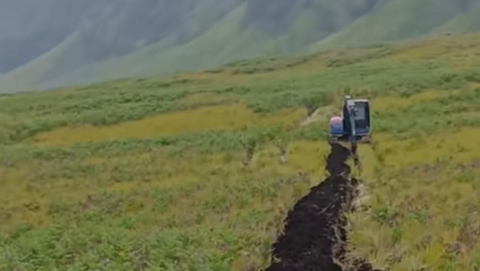 Alat berat untuk pembangunan SPAM yang diprotes kepala desa hingga tokoh adat Desa Ngadisari, Probolinggo.