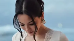 Maternity Ala Alyssa Daguise, Elegan Pakai Dress Putih di Pantai