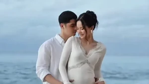 Bersama Al Ghazali, keduanya tampil serasi dalam nuansa putih yang memberi kesan romantis dan minimalis. Foto: Instagram Alyssa Daguise