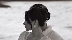 Maternity Ala Alyssa Daguise, Elegan Pakai Dress Putih di Pantai