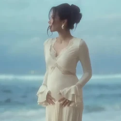 Maternity Ala Alyssa Daguise, Elegan Pakai Dress Putih di Pantai