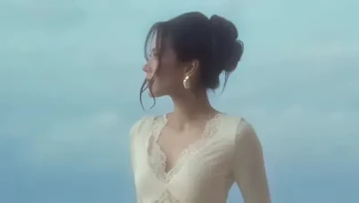Maternity Ala Alyssa Daguise, Elegan Pakai Dress Putih di Pantai