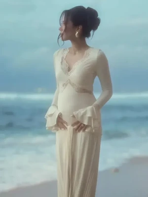 Maternity Ala Alyssa Daguise, Elegan Pakai Dress Putih di Pantai