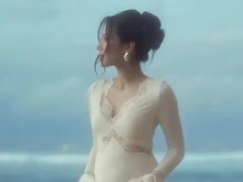 Maternity Ala Alyssa Daguise, Elegan Pakai Dress Putih di Pantai