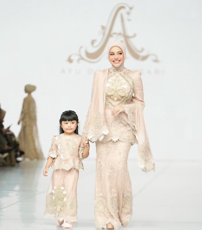 Ameena Hanna Nur Atta merupakan putri sulung Atta Halilintar dan Aurel Hermansyah. Dia sudah jadi “baby selebgram” sejak lahir. Ameena punya jutaan pengikut di Instagram dan sering tampil dalam konten YouTube keluarga mereka.Foto: Dok. Instagram
