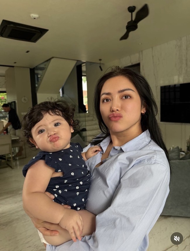 Hagia sering tampil di media sosial Jessica Iskandar dengan wajahnya yang lembut dan ekspresi lucunya. Mewarisi darah Belanda dari sang ayah, Vincent Verhaag, Hagia jadi salah satu bayi selebriti yang sering mendapat komentar gemas dari warganet. Foto: Dok. Instagram