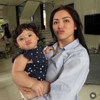 Hagia sering tampil di media sosial Jessica Iskandar dengan wajahnya yang lembut dan ekspresi lucunya. Mewarisi darah Belanda dari sang ayah, Vincent Verhaag, Hagia jadi salah satu bayi selebriti yang sering mendapat komentar gemas dari warganet. Foto: Dok. Instagram