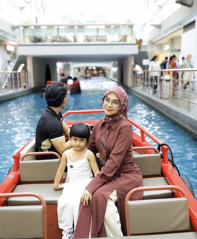 Moana jadi salah satu anak artis yang selalu jadi sorotan publik sejak bayi. Anak perempuan dari selebriti Ria Ricis dan mantan suaminya, Teuku Ryan ini selalu berhasil mencuri atensi lewat tingkah lucunya saat muncul di video atau postingan Instagram sang mama. Foto: Dok. Instagram