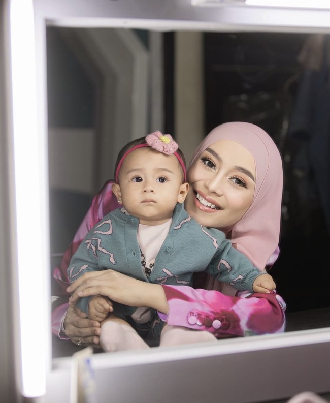 Leshia langsung mencuri perhatian publik sejak lahir, karena keluarga Billar dikenal sangat populer. Meski usianya masih sangat kecil, Leshia sering tampil dalam konten Lesti Kejora dan Rizky Billar dengan senyum manis. Netizen kerap memuji parasnya yang mirip sang ibu, Lesti.  Foto: Dok. Instagram