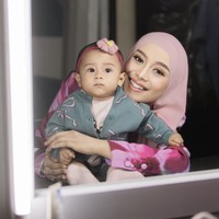 Leshia langsung mencuri perhatian publik sejak lahir, karena keluarga Billar dikenal sangat populer. Meski usianya masih sangat kecil, Leshia sering tampil dalam konten Lesti Kejora dan Rizky Billar dengan senyum manis. Netizen kerap memuji parasnya yang mirip sang ibu, Lesti.  Foto: Dok. Instagram