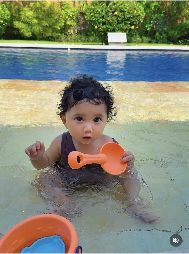 Baby Kayesha jadi buah hati pertama pasangan Kiki Saputri dan Muhammad Khairi yang sangat dinantikan. Sejak lahir, ia langsung mencuri perhatian, karena ekspresi wajahnya yang lucu. Foto: Dok. Instagram