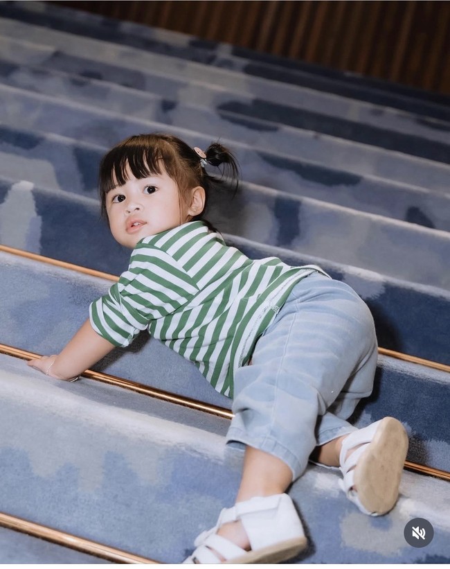 Seperti kakaknya Rafatar dan Rayyanza, Ranaima atau akrab disapa Lily punya penggemar luar biasa banyak. Lily jadi idola baru netizen, karena wajahnya yang cantik dan ekspresinya yang kalem. Setiap momen dirinya diunggah ke akun RANS, pasti langsung viral. Foto: Dok. Instagram