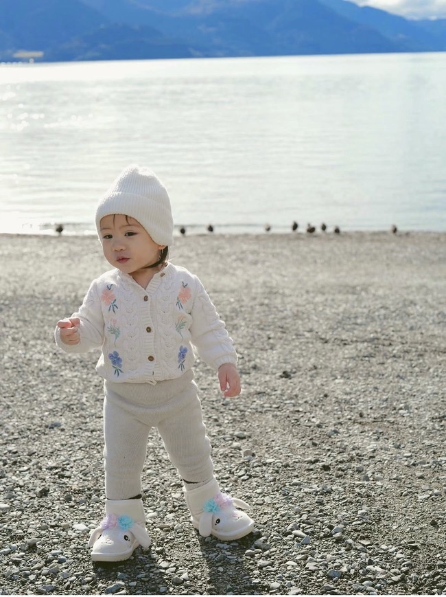 Baby Kyarra jadi salah satu bayi selebriti yang selalu menyedot perhatian publik. Putri pertama Jessica Mila dan Yakup Hasibuan ini sering muncul di Instagram sang mama dengan foto-foto elegan dan penuh cinta. Foto: Dok. Instagram