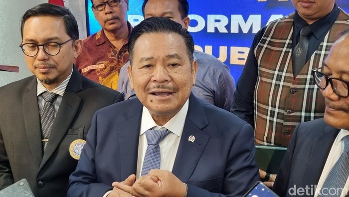 Anggota Tim Reformasi Polri, Otto Hasibuan saat belanja masalah di Unair
