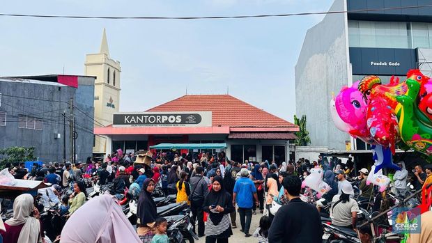 Antrean warga untuk menarik BLTS Rp900 Ribu di Kantor Pos, Jalan Raya Hankam Pondok Gede, Bekasi, Kamis (27/11/2025). (CNBC Indonesia/Robertus Andrianto)