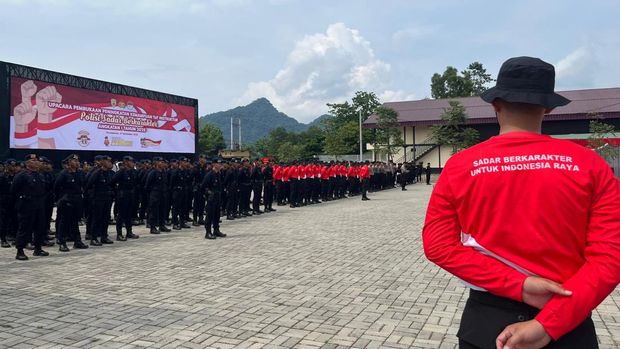 Apel pembukaan pelatihan eningkatan kemampuan instruktur bertajuk 'Polisi Sadar Berkarakter' (Rumondang/detikcom) Apel pembukaan pelatihan eningkatan kemampuan instruktur bertajuk 'Polisi Sadar Berkarakter' (Rumondang/detikcom)