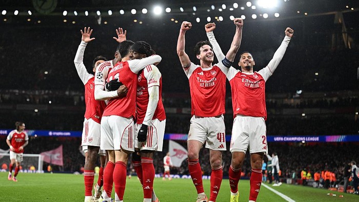 LONDON, ENGLAND - NOVEMBER 26: (2ndL) Noni Madueke celebrates scoring the 2nd Arsenal goal with (L) Gabriel Martinelli, (R) William Saliba and (2ndR) Declan Rice during the UEFA Champions League 2025/26 League Phase MD5 match between Arsenal FC and FC Bayern München at Arsenal Stadium on November 26, 2025 in London, England. (Photo by Stuart MacFarlane/Arsenal FC via Getty Images)