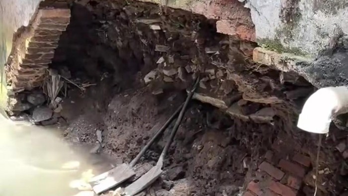 Bangunan Asrama Mahasiswa Sulsel Lontara di Bandung terancam ambruk.