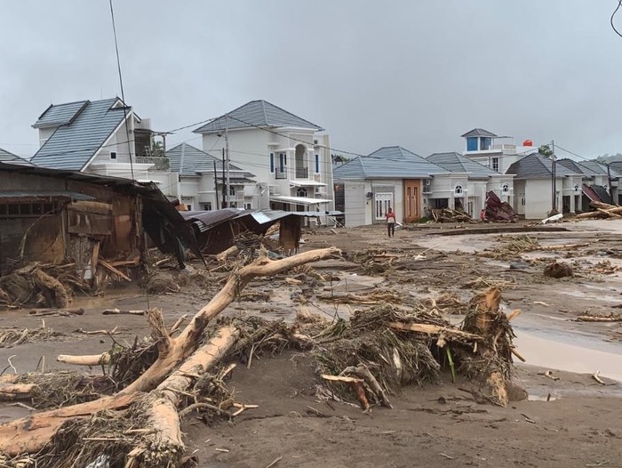 Banjir bandang hantam Kota Padang (dok. BNPB)