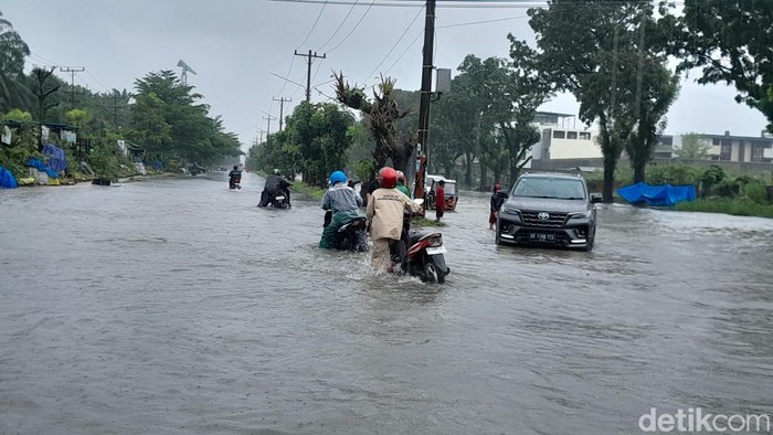 Simpang Jalan Rumah Sakit Haji dan Jalan Selamat Ketaren yang merupakan perbatasan antara Kabupaten Deliserdang dan Kota Medan terendam banjir.