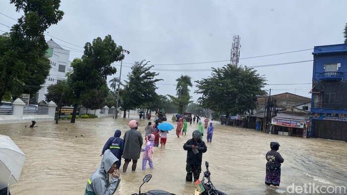 Banjir di Jalan TB Simatupang menuju Kampung Lalang, Kecamatan Medan Sunggal,Kota Medan. (Foto: Mhd Ilham Pradilla/detikSumut)