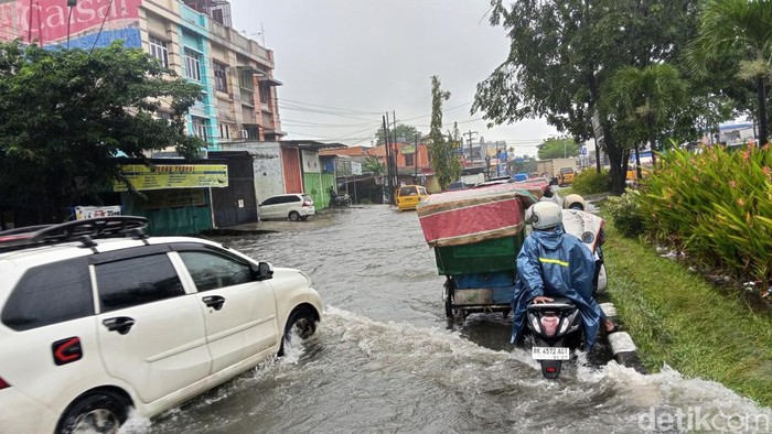 Kendaraan yang sempat terhenti di pinggir Jalan Letda Sujono