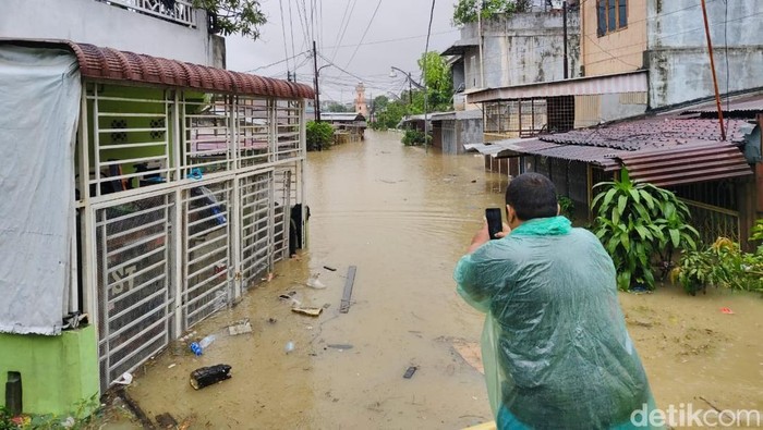 Banjir setinggi atap rumah di Jalan Brigjend Katamso, Gang Pelita 2, Medan. (Foto: Ahmad Arfah/detikcom)