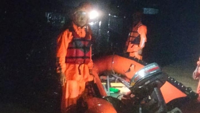 Basarnas saat mengevakuasi warga yang terjebak banjir di Langkat. (Foto: Kantor Pencarian dan Pertolongan Kelas A Medan)