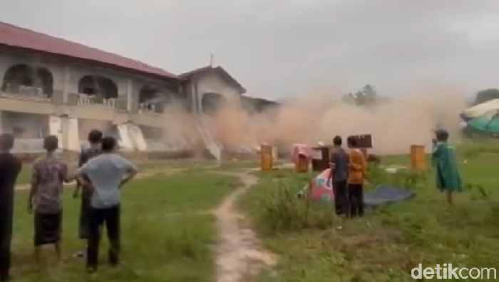 Gedung asrama Dayah (pesantren) Najmul Hidayah Al Aziziyah di Meunasah Subung Cot Meurak Blang Kabupaten Bireuen ambruk ke sungai akibat longsor.