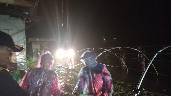 BPBD Agam memasang tenda pengungsian bagi korban banjir bandang di Malalak Timur, Kecamatan Malalak. ANTARA/HO-BPBD Agam.