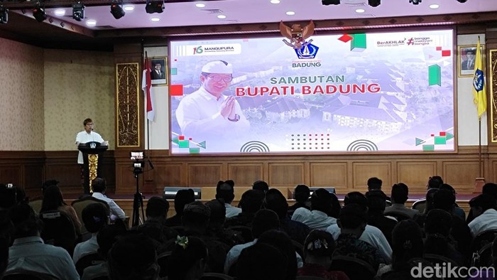 Bupati Badung, I Wayan Adi Arnawa saat memberi arahan ke semua kepala perangkat daerah, lurah, kepala desa, dan beberapa ASN di Puspem Badung saat Mangupura Award, Kamis (27/11/2025). (Agus Eka/detikBali)
