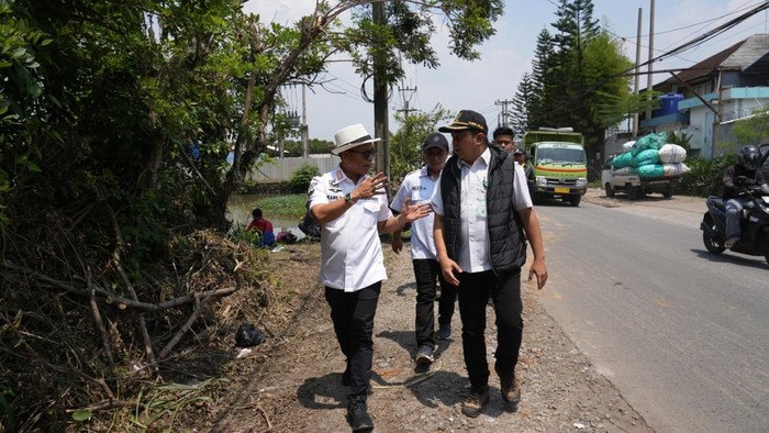 Bupati Bandung, Dadang Supriatna, saat meninjau area yang kerap terdampak banjir di Jalan Sapan, Desa Tegalluar, Kecamatan Bojongsoang, Kabupaten Bandung.