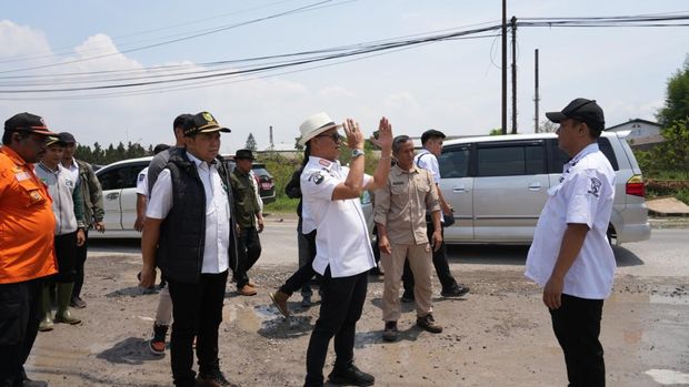 Bupati Bandung, Dadang Supriatna, saat meninjau area yang kerap terdampak banjir di Jalan Sapan, Desa Tegalluar, Kecamatan Bojongsoang, Kabupaten Bandung. Bupati Bandung, Dadang Supriatna, saat meninjau area yang kerap terdampak banjir di Jalan Sapan, Desa Tegalluar, Kecamatan Bojongsoang, Kabupaten Bandung.
