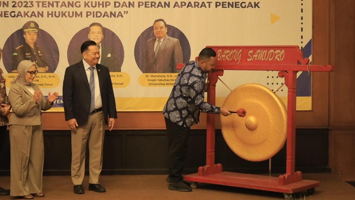 Bupati Gresik Fandi Akhmad Yani saat membuka seminar nasional KUHP.