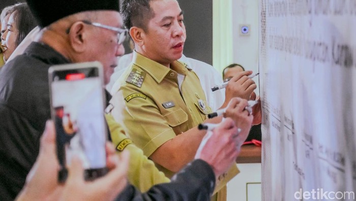 Bupati Karawang Aep Syaepuloh Teken fakta Integritas bersama lembaga keagamaan untuk tekan kekerasan terhadap perempuan