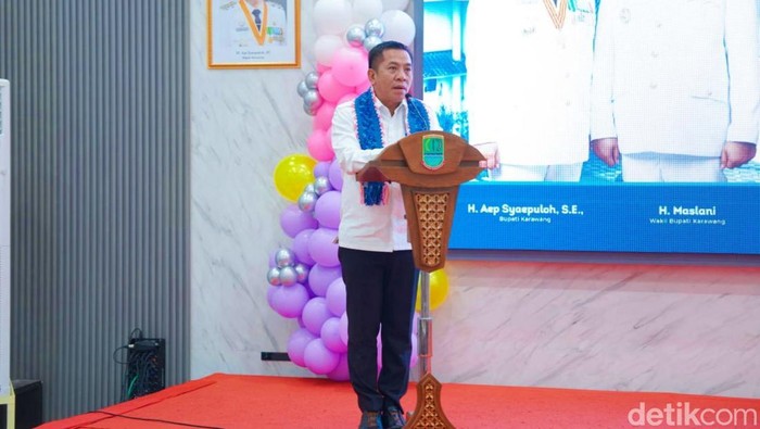 Bupati Karawang Aep Syaepuloh,dan Ketua TP-PKK Karawang Vida Syaepuloh saat acara HKG ke-53