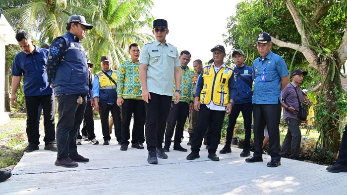 Bupati Lampung Selatan Radityo Egi Pratama meninjau perbaikan jalan di Desa Pasuruan.