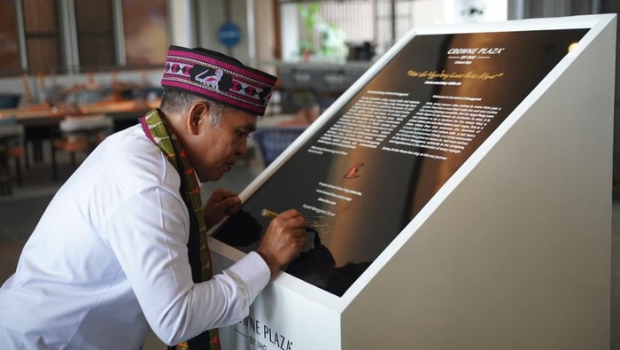 Bupati Manggarai Barat Edistasius Endi saat menandatangani prasasti peresmian salah satu hotel bintang lima di Labuan Bajo, Manggarai Barat, NTT, beberapa waktu lalu. (Foto: Dok. Istimewa)