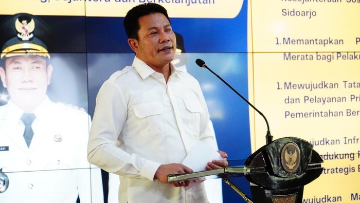 Bupati Sidoarjo Subandi