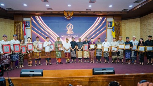 Bupati Wayan Adi Arnawa menyerahkan hadiah Mangupura Award di Ruang Kertha Gosana, Puspem Badung, Kamis (27/11/2025).