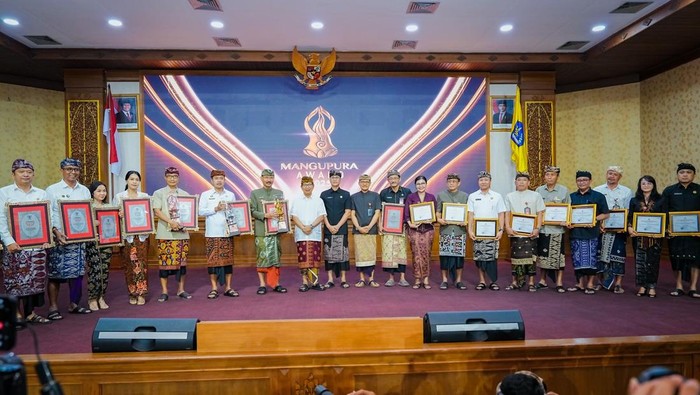 Bupati Wayan Adi Arnawa menyerahkan hadiah Mangupura Award di Ruang Kertha Gosana, Puspem Badung, Kamis (27/11/2025).