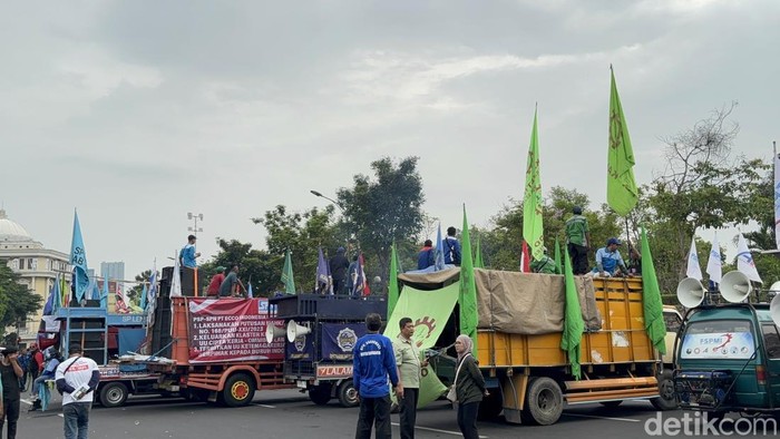 Buruh blokade Jalan Pahlawan depan Kantor Gubernur Jatim