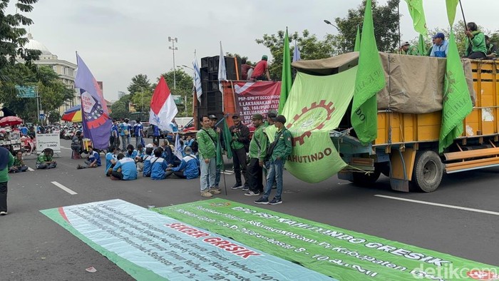 Buruh mulai tiba di depan Kantor Gubernur Jatim.