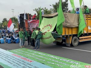 Buruh Tiba di Kantor Gubernur Tuntut UMP Naik, Hindari Jalan Pahlawan