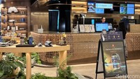 Gerai flagship Chagee di Plaza Indonesia tampil elegan dengan nuansa modern dan premium. Pengunjung langsung disambut aroma teh segar saat masuk. Foto: detikcom/Riska Fitria